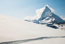 Vista do matterhorn de um platô coberto de neve — Fotografia de Stock