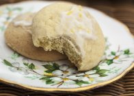 Biscuits au citron sur une assiette de porcelaine — Photo de stock
