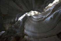 Vista verso il cielo dall'interno di una grotta — Foto stock