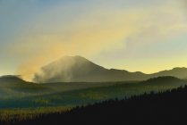 Montaña volcánica e incendio forestal - foto de stock