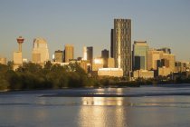A paisagem urbana de Calgary ao longo do rio — Fotografia de Stock