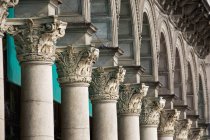 Коринфские колонны и арки — стоковое фото