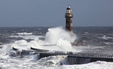 Waves crashing into lighthouse — Stock Photo