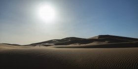Солнечный свет на холмистом песке — стоковое фото