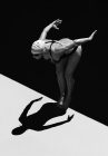 Mulher se prepara para saltar — Fotografia de Stock