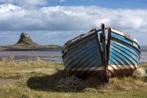 Barco abandonado en la orilla - foto de stock