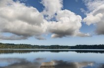 Wolken spiegeln sich im See — Stockfoto