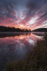 Схід сонця над Костелло озеро — стокове фото
