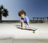 Мальчик на скейтборде — стоковое фото