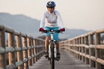 Passeios de ciclista feminino — Fotografia de Stock