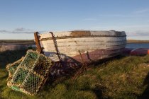 Un bassin de béton avec des casiers à homard ; Holy Island Northumberland, Angleterre — Photo de stock