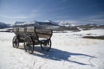 Деревянный фургон в снегу — стоковое фото