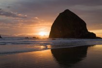 Silhouette Of Haystack Rock — Stock Photo