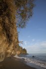 Seashore e scogliere sul sentiero — Foto stock