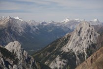 Picos de montaña y valle - foto de stock