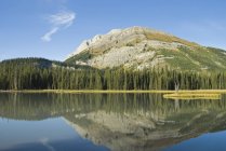 Montagna in autunno colori riflessi nel lago — Foto stock