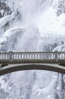 Brücke über eisiges Wasser, Multnomah fällt — Stockfoto