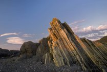 Roccia stratificata nella luce del tramonto — Foto stock