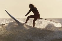 Surfista remando en tabla de surf - foto de stock