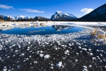 View of frosted mountain lake — Stock Photo