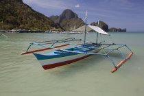 Barcos Bangka sentam-se na baía — Fotografia de Stock