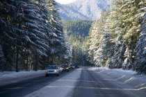 Автомобілі на дорозі зимові — стокове фото
