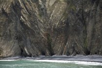 Крутые скалы вдоль побережья — стоковое фото