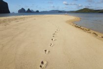 Pegadas na ilha de areia — Fotografia de Stock