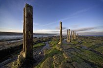 Pilastri di pietra in acqua — Foto stock