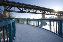 Pont sur la rivière en hiver — Photo de stock