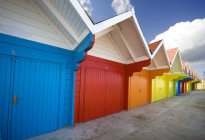 Cabanes de plage colorées — Photo de stock