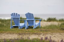 Duas cadeiras azuis Adirondack — Fotografia de Stock