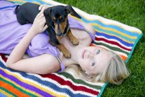 Mujer relajante con miniatura dachshund - foto de stock