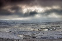 Bewölkter Himmel über verschneiter Landschaft — Stockfoto