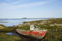 Заброшенная старая лодка — стоковое фото