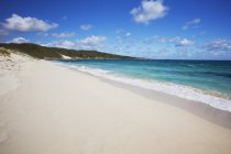 Playa de arena blanca - foto de stock