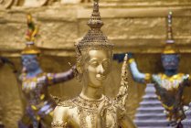 Золотая статуя в Королевском дворце — стоковое фото