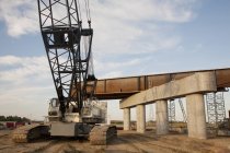 Gru Accanto alla nuova costruzione del ponte — Foto stock
