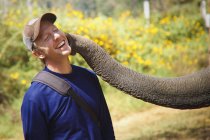 Turista masculino sendo beijado — Fotografia de Stock