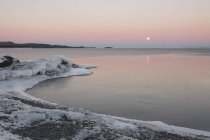 Luna llena en el agua del lago - foto de stock