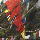 Banderas de oración colgadas en el monasterio - foto de stock