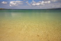 Aguas claras en la playa - foto de stock