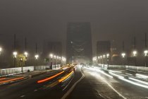 Lichtspuren von Fahrzeugscheinwerfern — Stockfoto