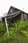 Vecchia casa in legno abbandonato — Foto stock