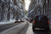 Traffico intenso e una tempesta di neve — Foto stock