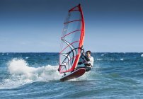 Erwachsene Extremsportler auf dem Windsurfbrett. tarifa, cadiz, andalusien, spanien — Stockfoto