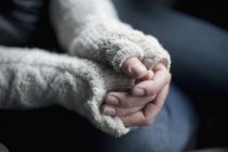 Blick auf Hände mit Handschuhen — Stockfoto