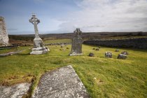 Кладовище з могилами і хрестами — стокове фото