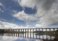 Мост, отраженный в воде — стоковое фото