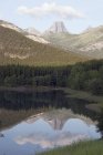 Wedge Pond With Fortress Mountain — Stock Photo